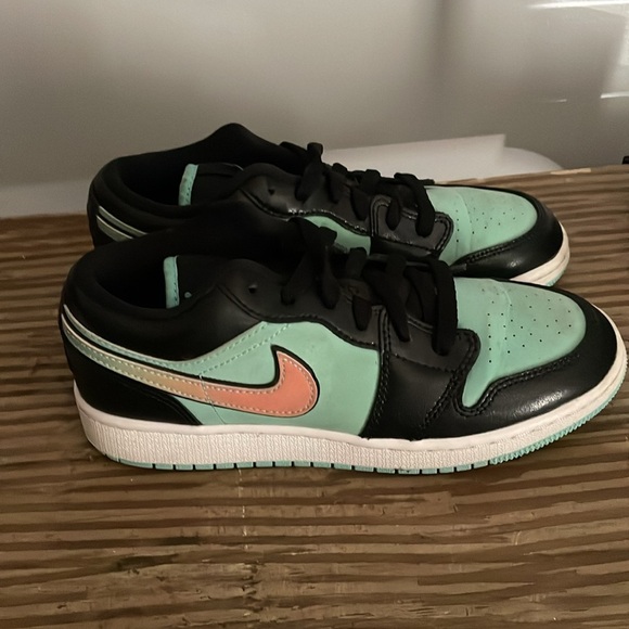 NIKE AIR JORDAN 1 LOW SE (GS) TROPICAL TWIST SZ 4Y - Picture 2 of 8